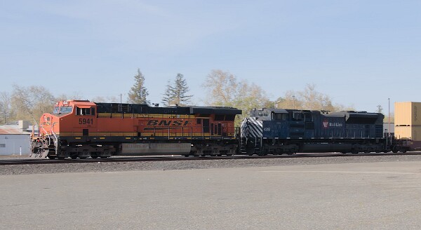 BNSF5941&nbsp;&lpar;ES44AC&rpar; - MRL4316&nbsp;&lpar;SD70ACe&rpar;