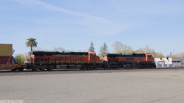 BNSF7023&nbsp;&lpar;ES44C4&rpar; - BNSF994&nbsp;&lpar;DASH&nbsp;9‑44CW&rpar;