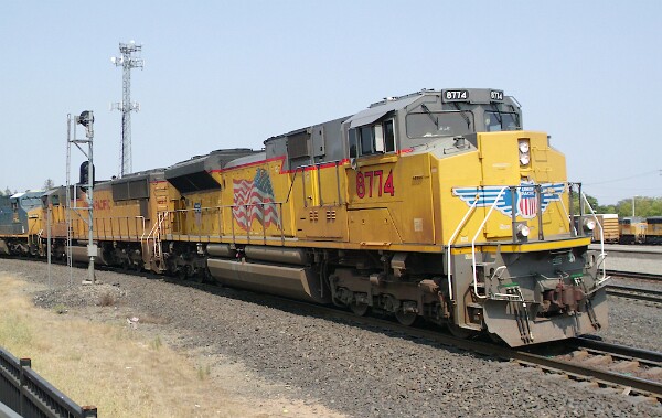 UP8774&nbsp;&lpar;SD70ACe&rpar; - UP4123&nbsp;&lpar;SD70M&rpar;