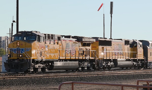 UP7166&nbsp;&lpar;C44ACM&rpar; - UP4404&nbsp;&lpar;SD70M&rpar;