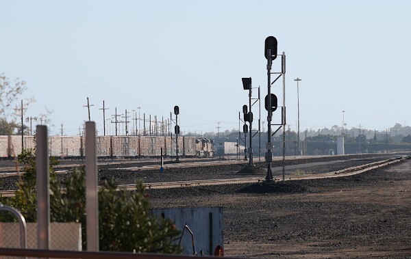 UP8572&nbsp;&lpar;SD70ACe&rpar; - UP7003&nbsp;&lpar;C44AC&rpar;