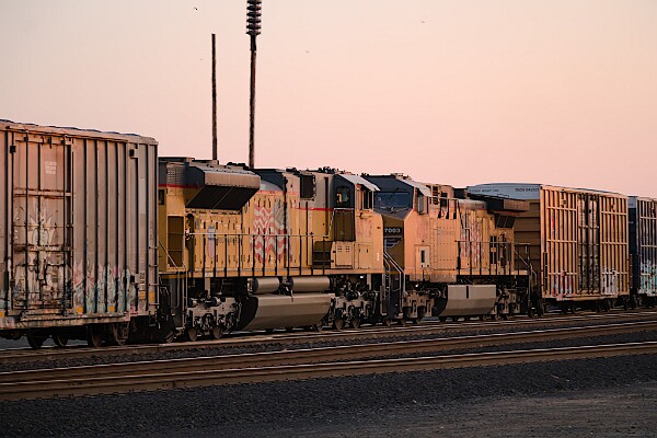 UP8572&nbsp;&lpar;SD70ACe&rpar; - UP7003&nbsp;&lpar;C44AC&rpar;