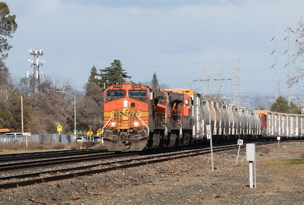 BNSF5298&nbsp;&lpar;DASH&nbsp;9-44CW&rpar; - GECX4941&nbsp;&lpar;C44-9W&rpar;* - BNSF8068&nbsp;&lpar;ES44C4&rpar;