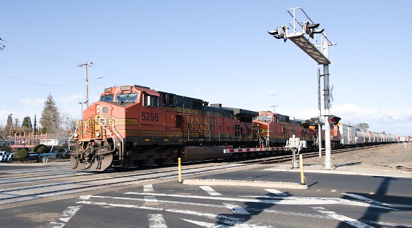 BNSF5298&nbsp;&lpar;DASH&nbsp;9-44CW&rpar; - GECX4941&nbsp;&lpar;C44-9W&rpar; - BNSF8068&nbsp;&lpar;ES44C4&rpar;
