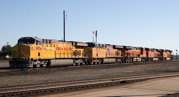 UP6934&nbsp;&lpar;C44ACM&rpar; - UP7708&nbsp;&lpar;C45ACCTE&rpar; - BNSF7019&nbsp;&lpar;ES44C4&rpar; - BNSF8236&nbsp;&lpar;ES44C4&rpar; - BNSF6975&nbsp;&lpar;ES44C4&rpar;