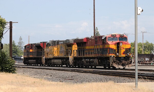 KCS4798&nbsp;&lpar;ES44AC&rpar; - UP6223&nbsp;&lpar;C44ACM&rpar; - KCS4035&nbsp;&lpar;SD70ACe&rpar;