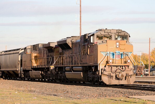 UP8745&nbsp;&lpar;SD70ACe&rpar; - UP6211&nbsp;&lpar;C44AC&rpar;