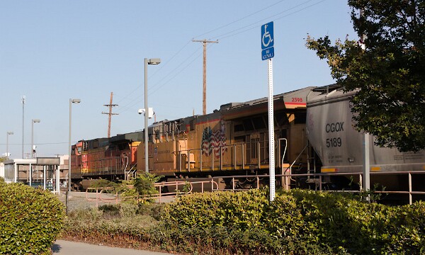 UP2598&nbsp;&lpar;C45AH&rpar; - BNSF4400&nbsp;&lpar;DASH&nbsp;9-44CW&rpar;