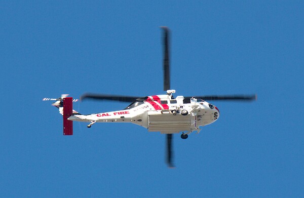 Hey, that's not a train&excl; - Cal Fire&nbsp;N482DF&nbsp;&lpar;Sikorsky S-70i Firehawk&rpar;