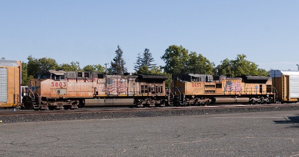 UP8657&nbsp;&lpar;SD70ACe&rpar; - UP5803&nbsp;&lpar;C44ACCTE&rpar;
